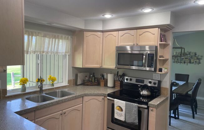 Beautiful fully furnished townhouse on the Eagle Hills golf course!!!