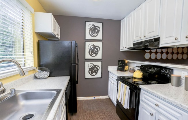 Fully Equipped Kitchen at Union Heights Apartments, Colorado Springs, 80918