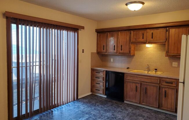 3 beds, 2 baths, 1,754 sqft, $1,295, Unit 2152 S White Oak Dr.