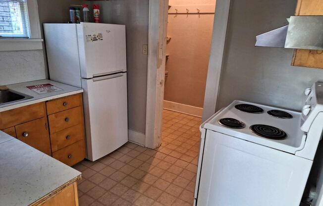 Studio, 1 bath, 300 sqft, $1,395, Unit B