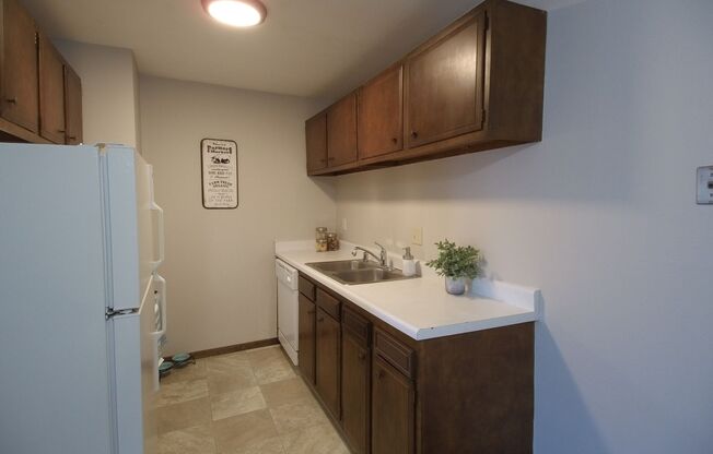 1 bed, 1 bath, 810 sqft, $980, Unit 4711 Indian Hills Dr., #12, Mount Pleasant, WI 53406