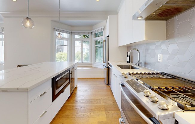 1305 LOMBARD ST