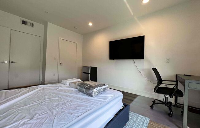 4 beds, 3 baths, 1,400 sqft, $1,550, Unit 206 - Deluxe Room - 1