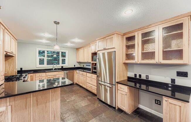Amazing 4bed/2bath Home with Attached Garage in Kirkland!