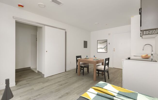 Studio, 1 bath, 279 sqft, $1,270, Unit 208