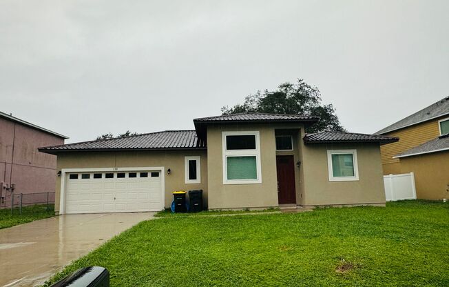 Fantastic 4 Bedroom, 2 Bathroom Home in Poinciana!!