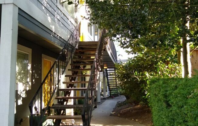 Super cute top level 1 bed w/ washer/dryer in unit and free off street parking!