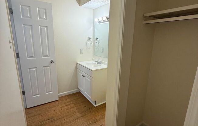 2 beds, 1 bath, 705 sqft, $765, Unit 837-Unit 2