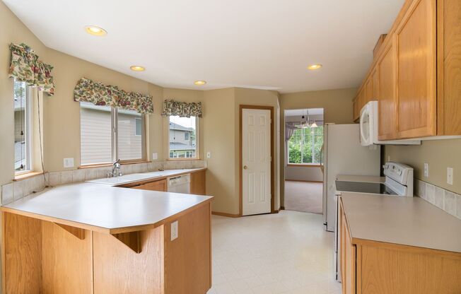Large Updated 5 Bed SPLIT-LEVEL Kenmore Home!