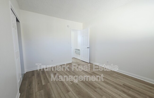 210 W TUJUNGA AVE