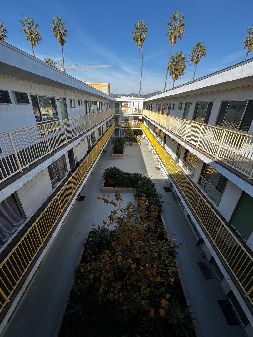 1 Bedroom Renovated Melrose Hill Apartment - $1900