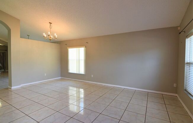 4BR 2BA in Apopka community of Country Crossing at Spring Ridge, with 2 car garage and screened in porch!!!