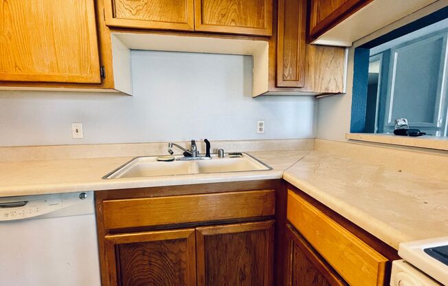 Downstairs Corner 2-Bedroom Condo in Central Las Vegas Location!