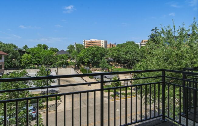 1 bed, 1 bath, 708 sqft, $1,950, Unit 423