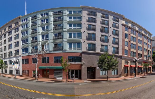 Beautiful Top-Floor Condo in the Heart of the Gaslamp Quarter – City Views & Upgraded Features!