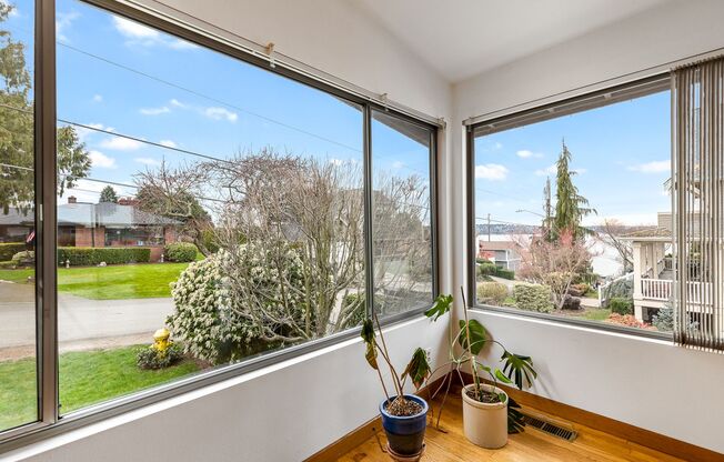 Lower Kennydale - Renton 4-bedroom 2.5 bath.