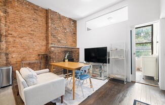 309 W 29 ST