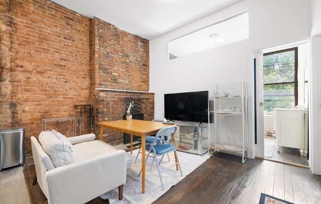 309 W 29 ST