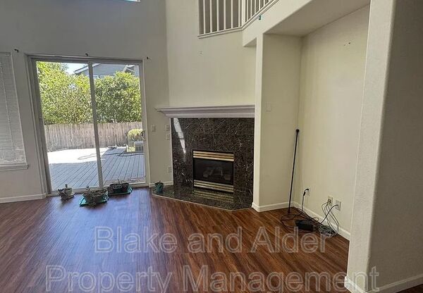 1079 NE CREEKSEDGE DR