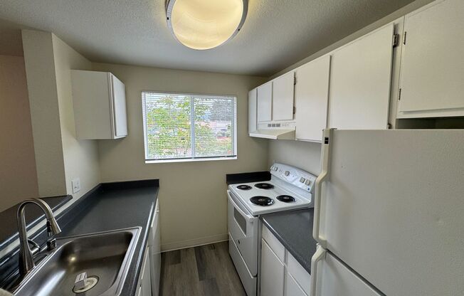 2 beds, 1 bath, 902 sqft, $2,075, Unit H201