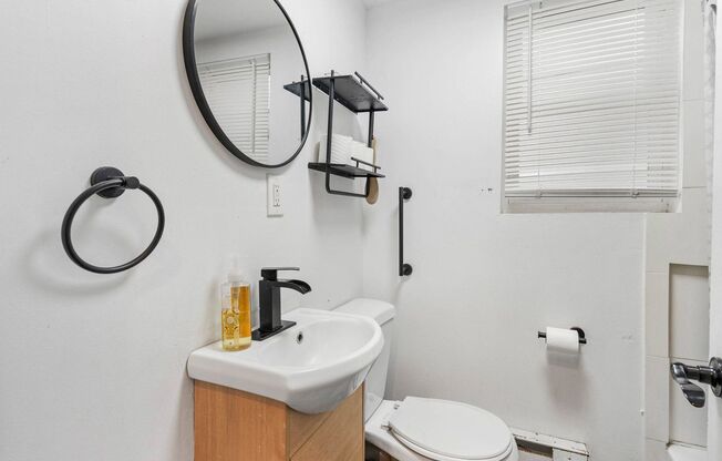 2 beds, 1 bath, 880 sqft, $1,100, Unit C