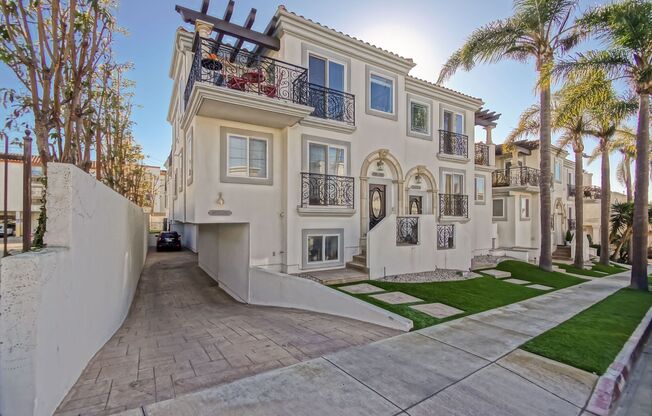 Remodeled, Bright & Spacious, 2400 Sq Ft Detached Townhome w/ Amazing Ocean Views in Private Community Close to Shopping, Greenbelt, King Harbor Marina, Downtown HB  & Just 1/2 Mile to Beach!