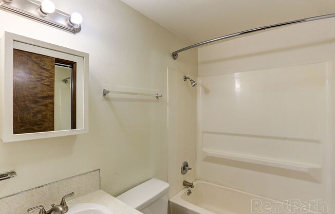 2 beds, 1 bath, 920 sqft, $1,550, Unit TH-10*