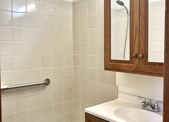 2 beds, 1 bath, $2,500, Unit 2