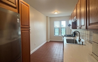 3 beds, 1 bath, 1,003 sqft, $4,700, Unit 13