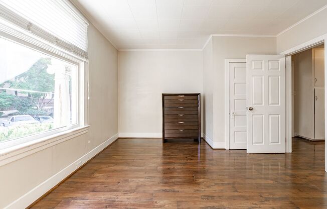 Studio, 1 bath, 375 sqft, $1,095, Unit 27