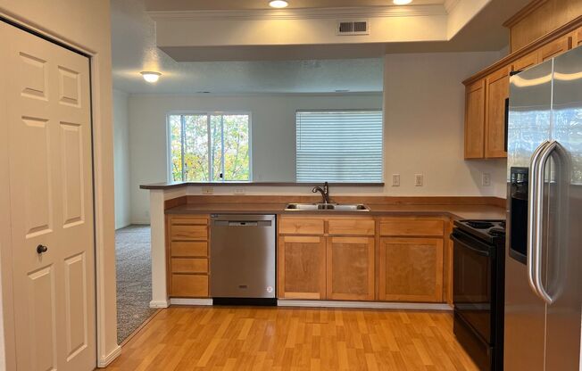 *Holiday Special: $500 OFF First Full Month's Rent!* Beautifully Updated Townhouse with New Carpet and Fresh Paint