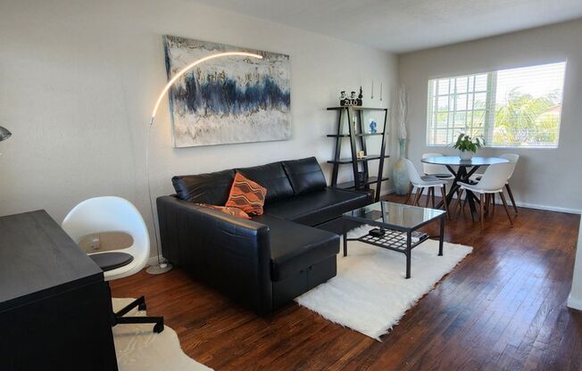 Kensington: Renovated Spacious Residence: Cook's kitchen, Includes parking