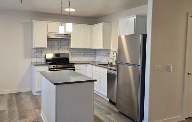 2 beds, 2 baths, 981 sqft, $1,950, Unit 118