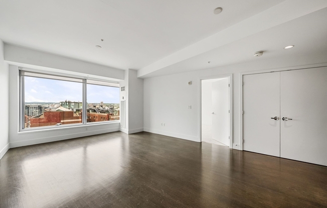 2 beds, 1.5 baths, 1,035 sqft, $5,500, Unit 19H