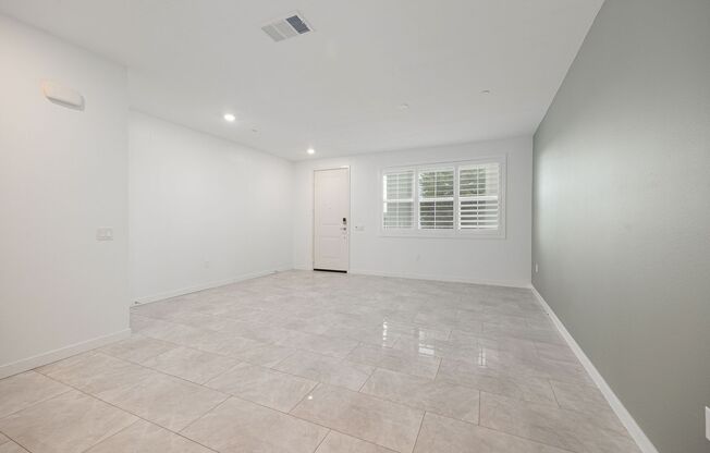 Perfectly located 4-bedroom townhouse in close proximity to Otay Ranch Mall!