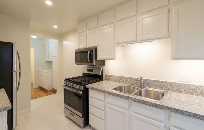 Remodeled Studio in the Heart of Los Feliz | Hardwood Floors | Walk-In Closet | & On-Site Laundry