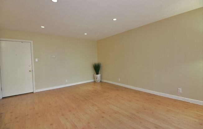 1 Bedroom Condo For Lease in Fullerton