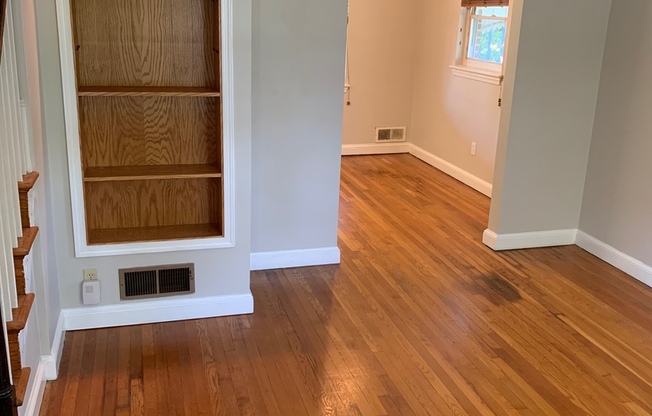 Sunny 2BR, 1BA End Unit with Large Yard in Prime Lynnhaven Location