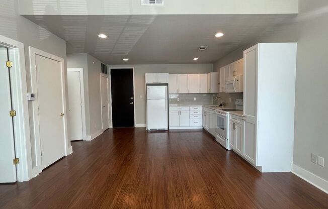 1 bed, 1 bath, 656 sqft, $975, Unit 107