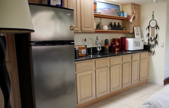 Very clean and spacious Studio with lots of storage and great location in Kailua!