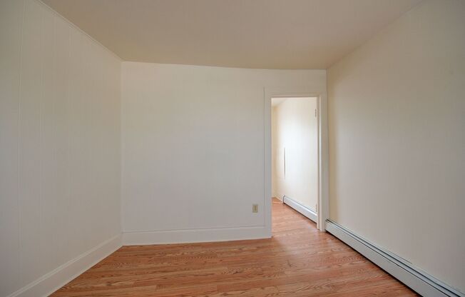 2 beds, 1 bath, $1,025, Unit 521 N Chicago St