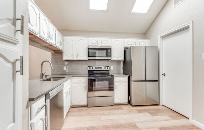 Charming Carrollton 2 Bedroom • Private Backyard