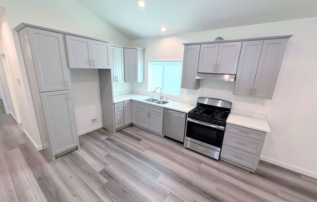 Spacious 3bd/2ba detached REAR home/unit in Lake Balboa!