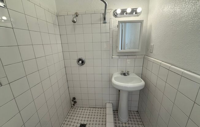 Studio, 1 bath, 294 sqft, $1,365, Unit New King Edward  3A3