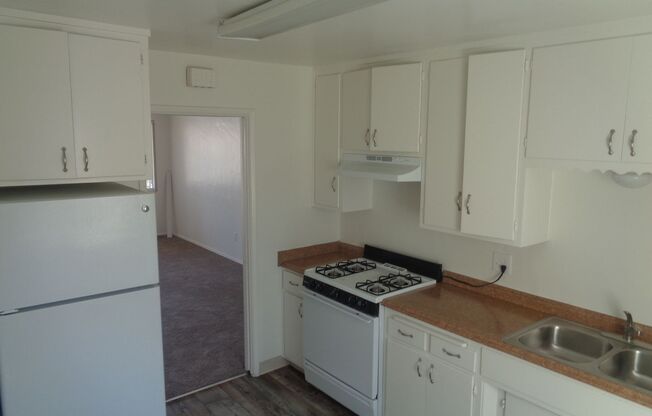 2 beds, 1 bath, $2,095, Unit 575 D