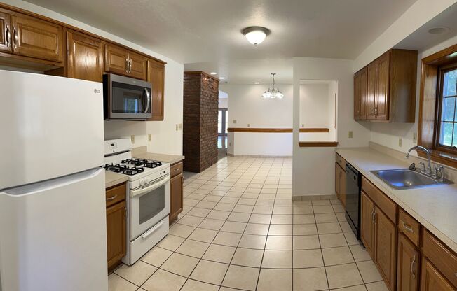 2 beds, 1 bath, $1,225, Unit Apt #1