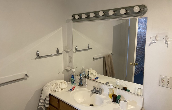 2 beds, 1.5 baths, $3,200, Unit 103