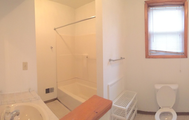 3 beds, 1 bath, $1,150