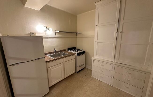 1 bed, 1 bath, $995, Unit 45