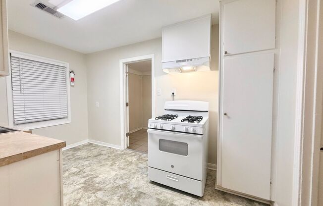 Beautiful 2/1/1 w/ study in Angleton!! Very Cute Home !